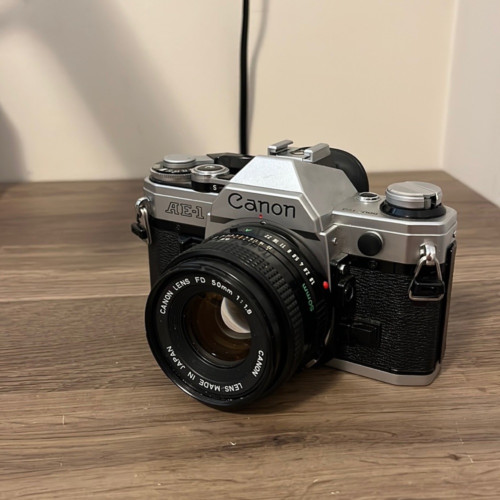 Canon Ae-1 fully functional, just requires a battery.